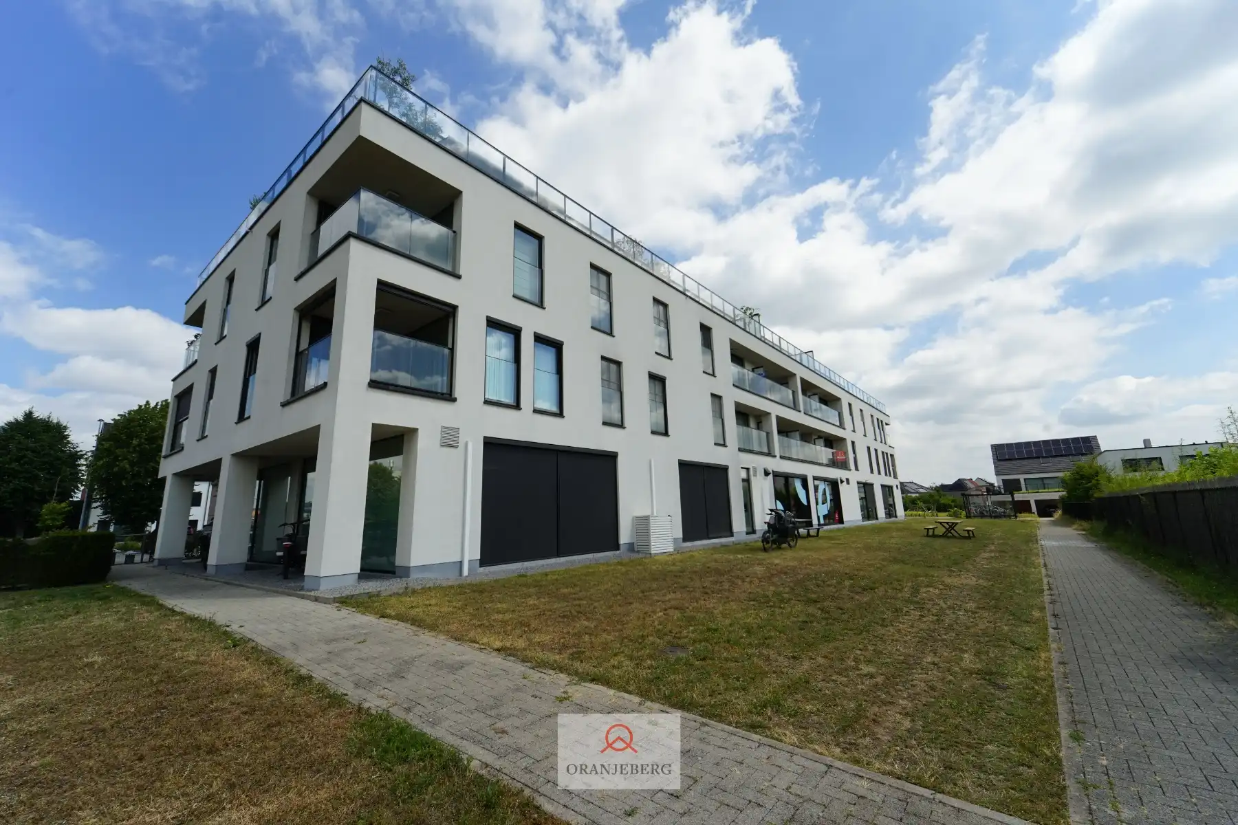Recent één-slpk app met terras en staanplaats! foto 4