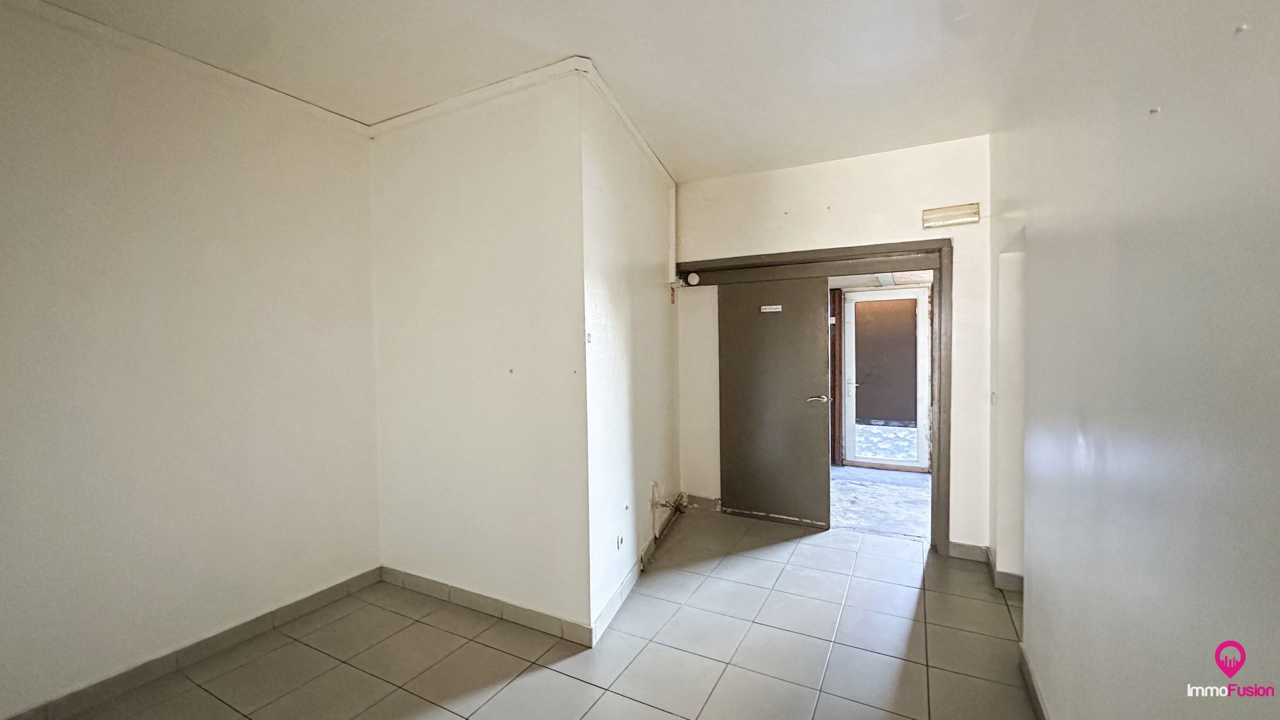 Ruim handelspand met garage in het centrum van Beringen! foto 11