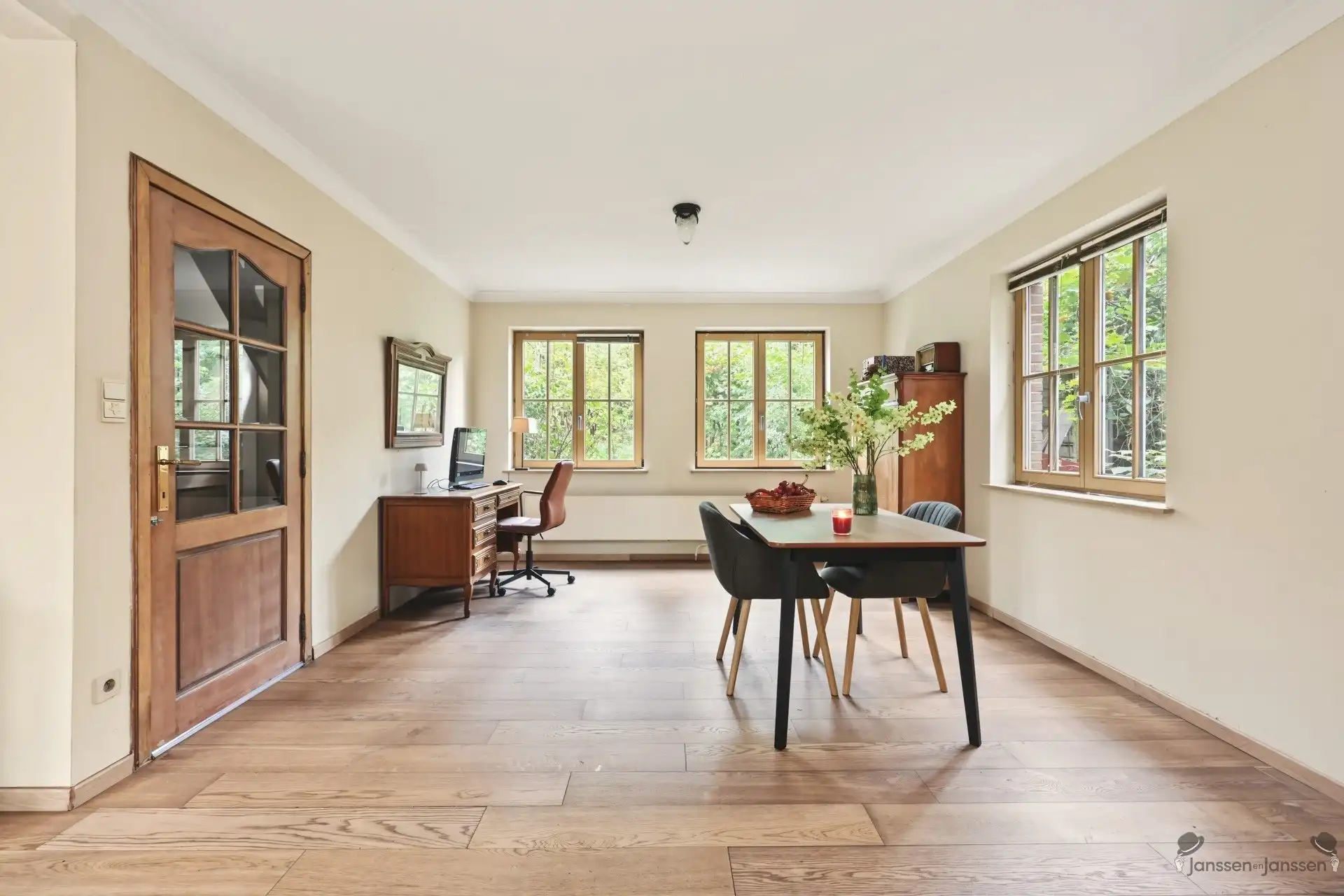 Vrijstaande woning in prachtige groene omgeving op perceel van 955m² foto 3