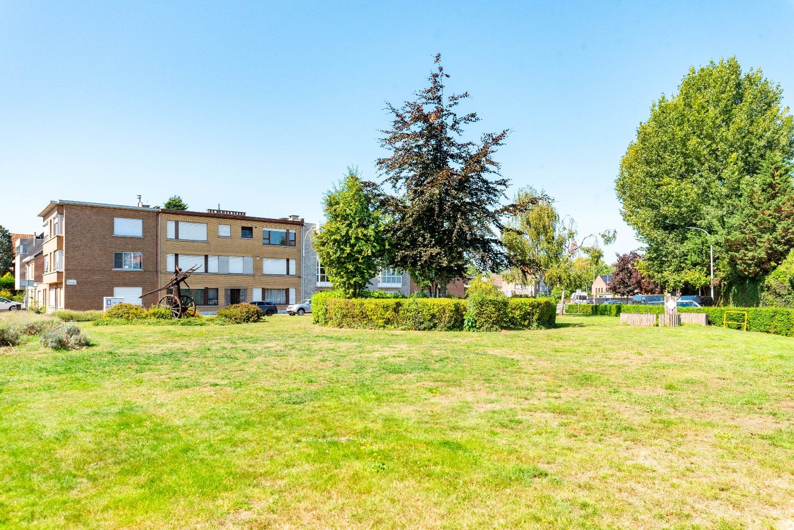Ruime halfopen bebouwing met vijf slaapkamers foto 4