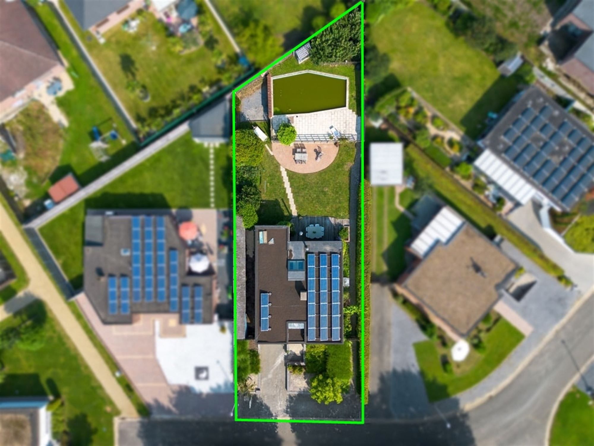  KNAPPE GEZINSWONING MET 4 SLKS EN RUIME GARAGE VAN 61M² PLUS ZONNEPANELEN IN NIEUWERKERKEN foto 3