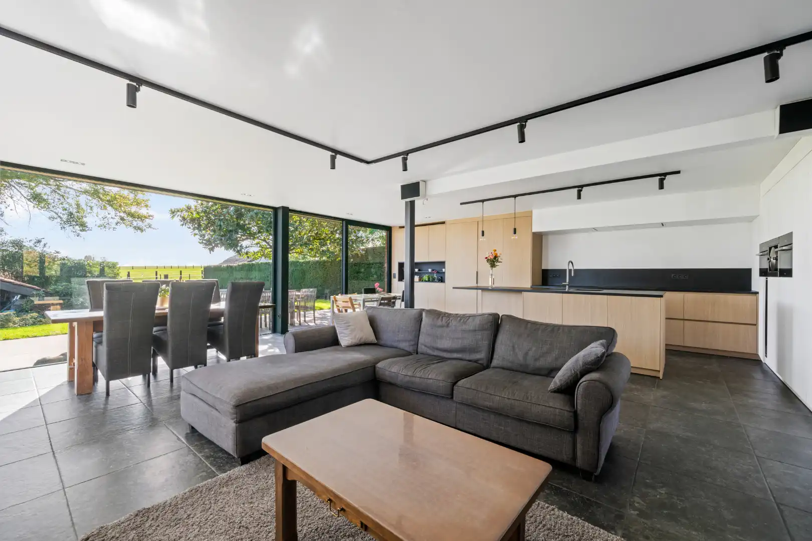 Ruime instapklare open woning met 6 slaapkamers, zuidgerichte tuin en landelijk verzicht in Dadizele foto 4