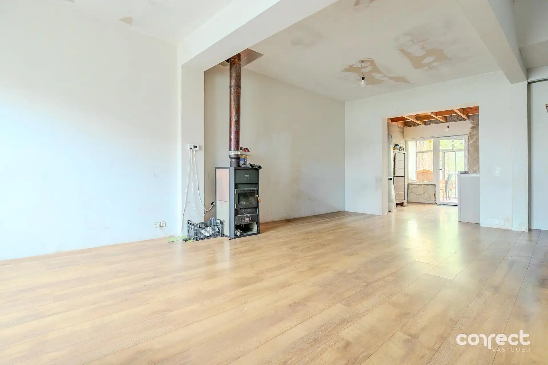 Halfopen, deels gerenoveerde woning op een rustige en centrale ligging. foto 3