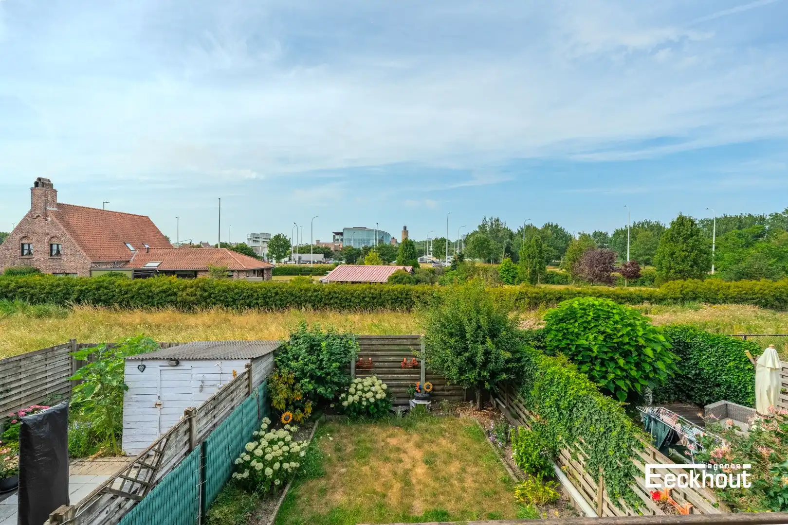 Te moderniseren woning op goede ligging met garage en tuin! foto 20