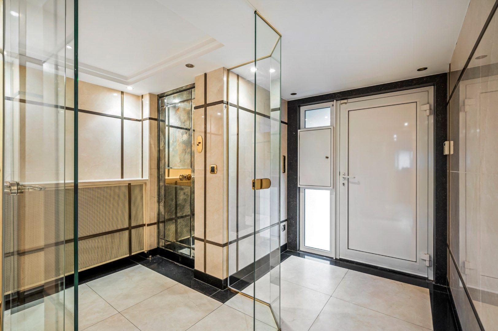 GEBOUW OP 2588M² MET 447M² BEW. OPP., 5 SLPKS, 3 BADKAMERS EN 3 GARAGES AAN DE LEIE foto 16