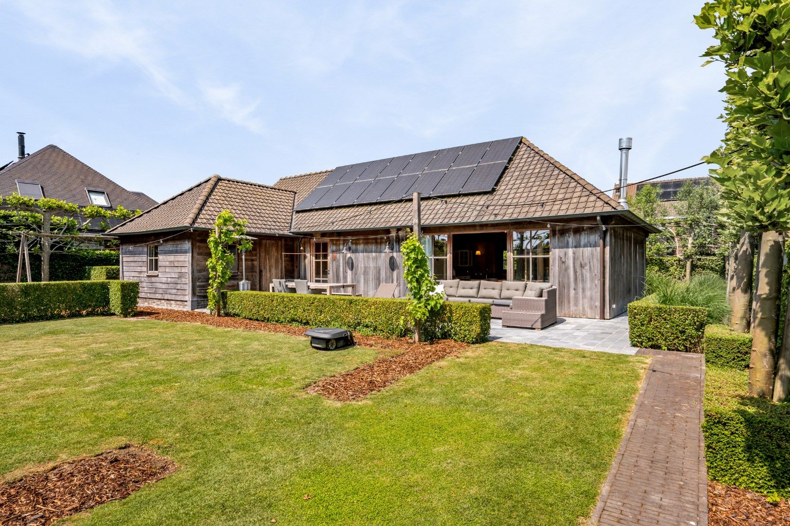 Charmante alleenstaande woning met mogelijkheid tot 3 slaapkamers, carport en oprit foto {{pictureIndex}}
