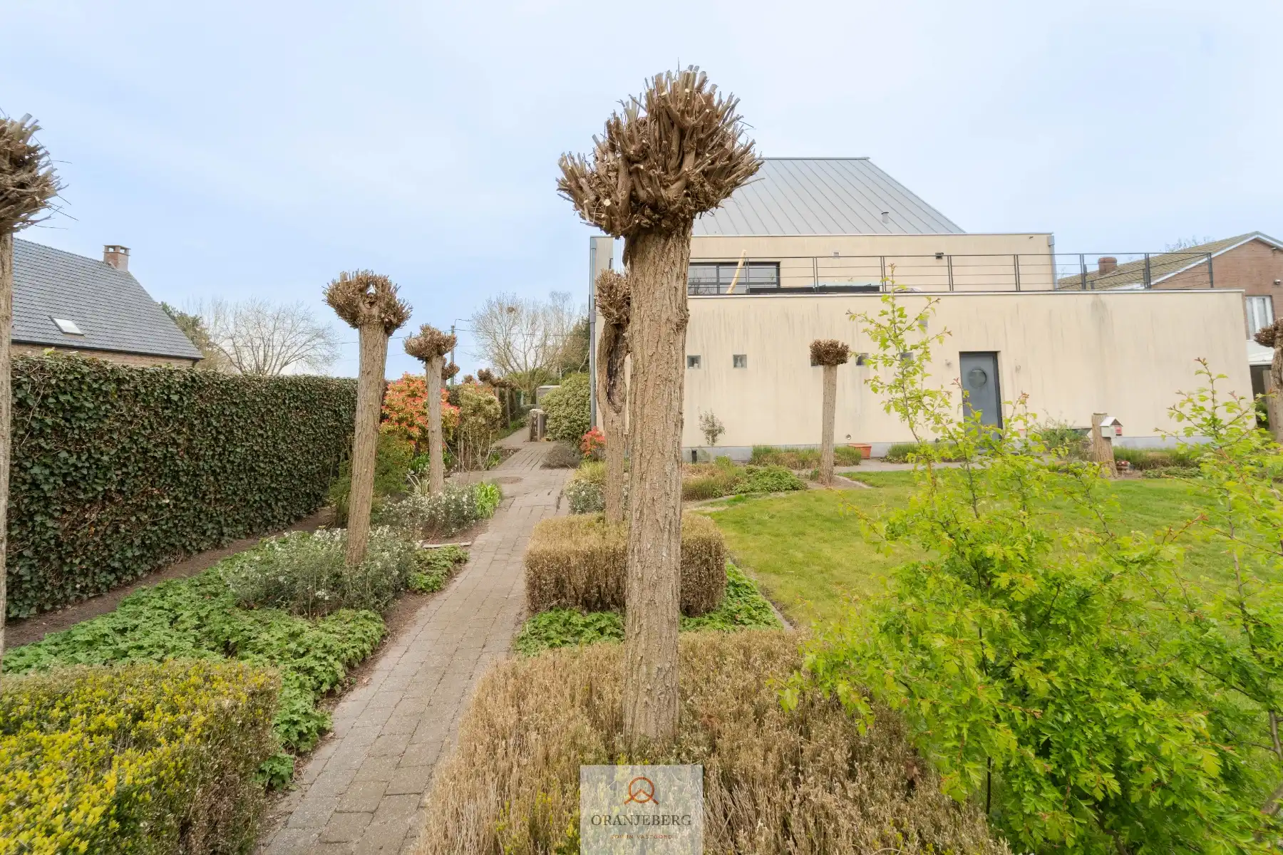 Magazijn met kantoor en woonst foto 27