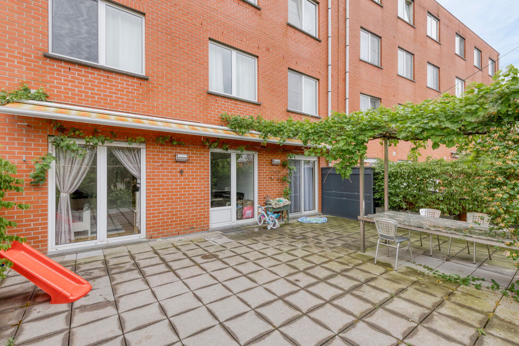 Licht en ruimte in dit appartement met tuin, inpandige garage en lift foto 18