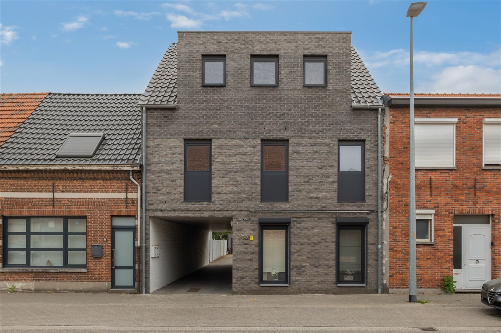 Recent appartement ca. 90m2 met twee slaapkamers, ruim terras en optionele garagebox. foto {{pictureIndex}}