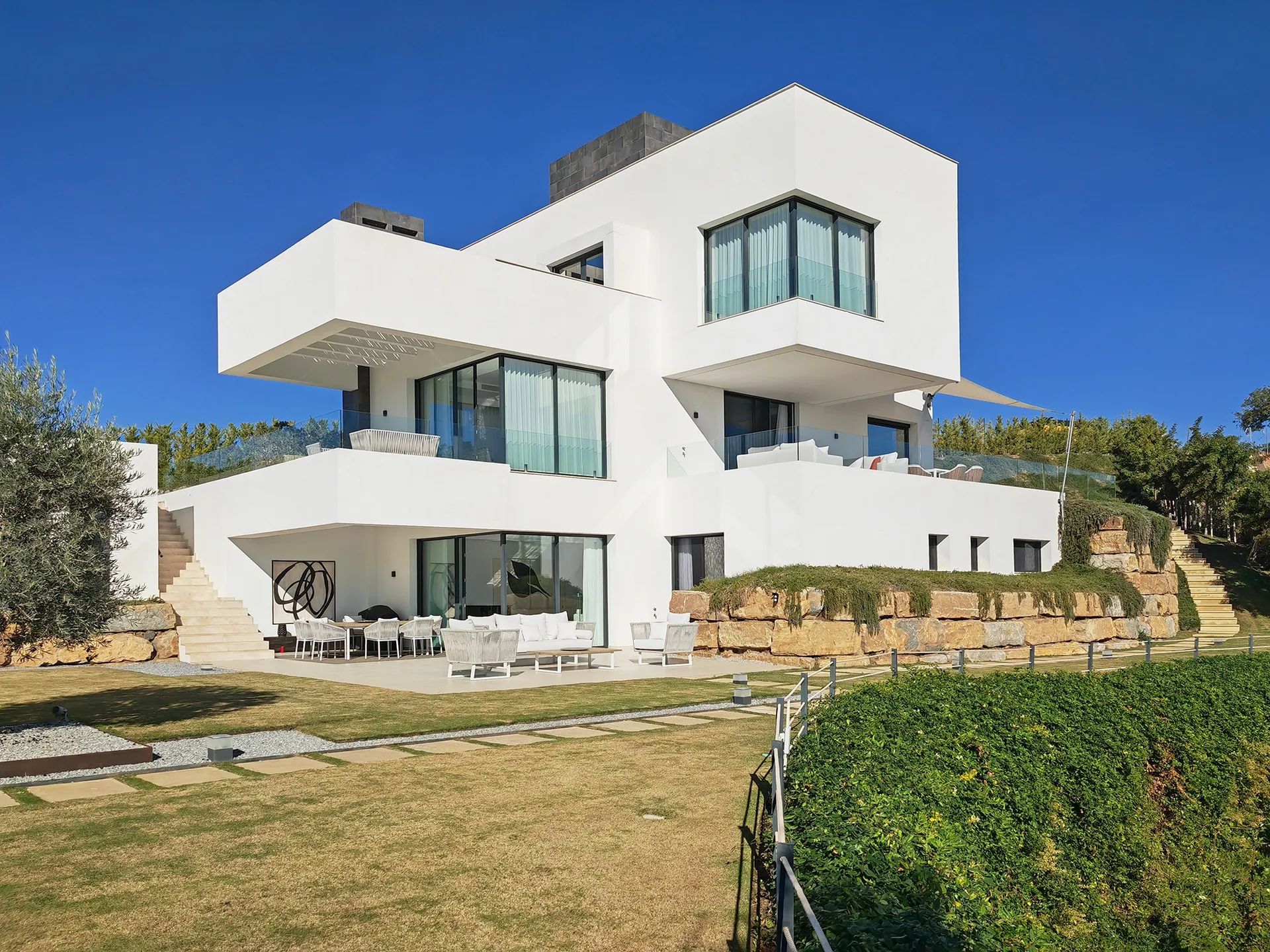 Exclusieve moderne villa in Benahavis met spectaculair uitzicht op zee en bergen! foto 1