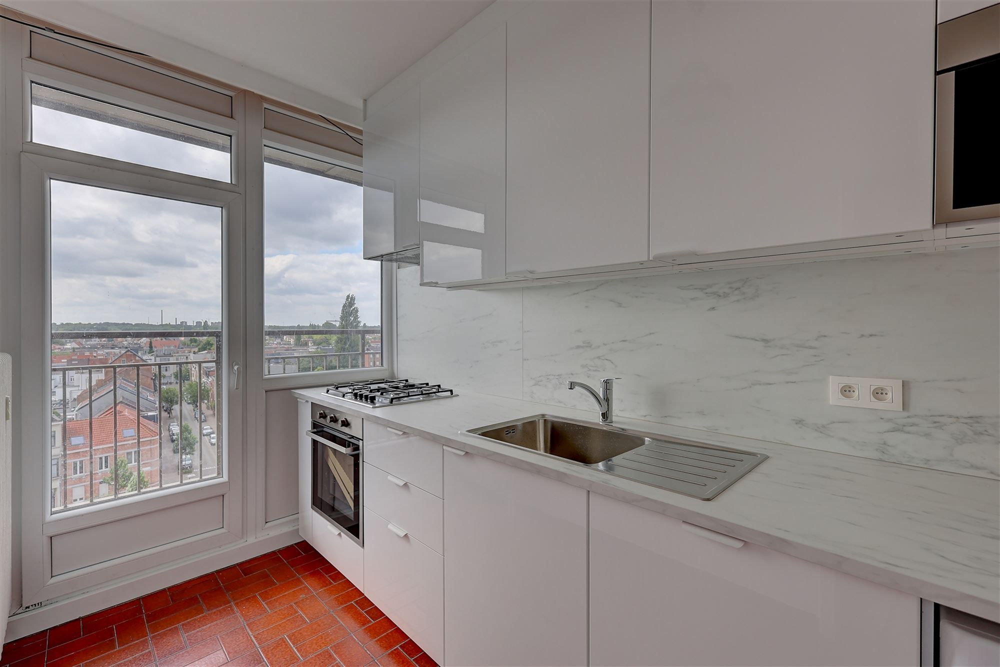 Gerenoveerd appartement met drie slaapkamers en terras in Wilrijk foto 5