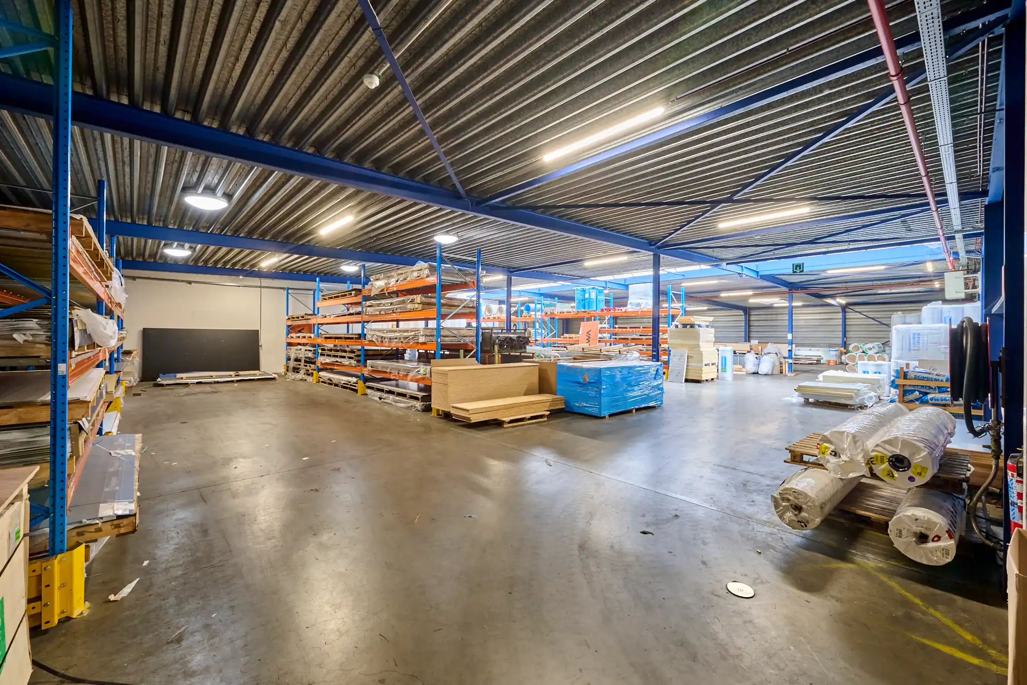 TE KOOP: MAGAZIJNEN MET KANTOREN IN GENK foto 19