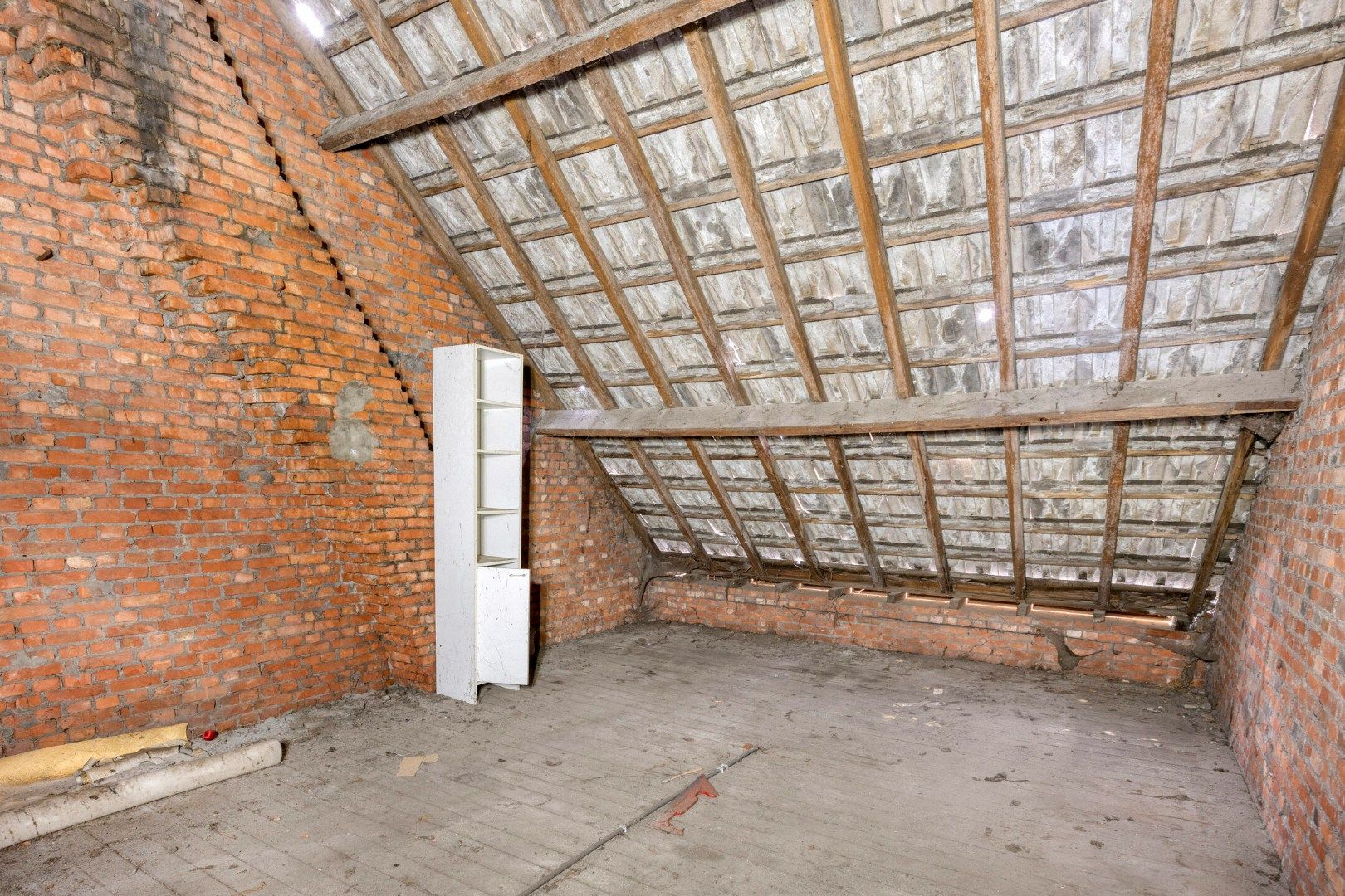 Te renoveren woning langs het centrum van Mol !  foto 16