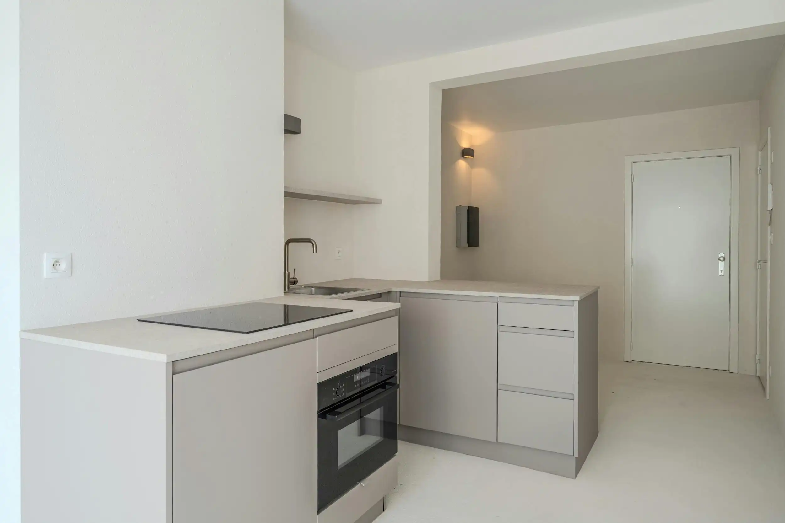 Prachtig gerenoveerde studio met slaaphoek en zijdelings zeezicht! foto 8