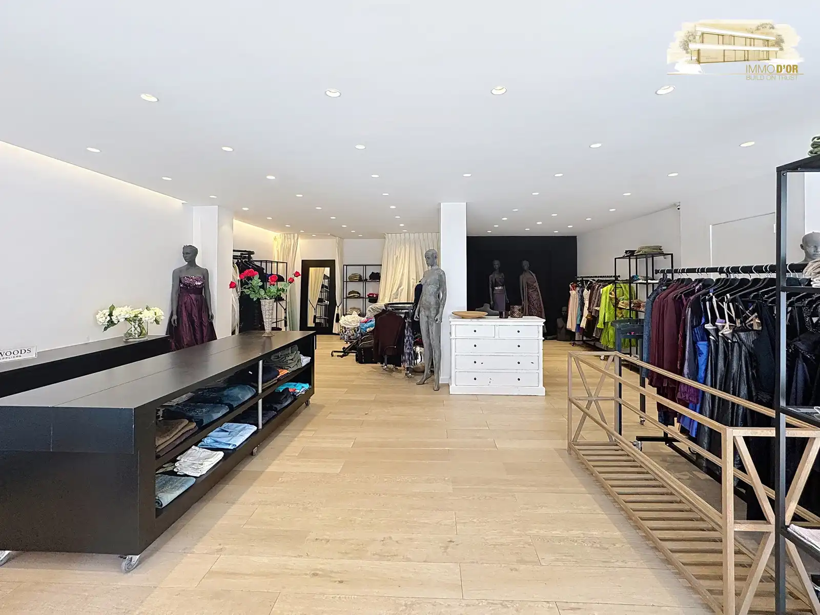 Centraal gelegen handelspand te koop – vernieuwd in 2016 foto {{pictureIndex}}