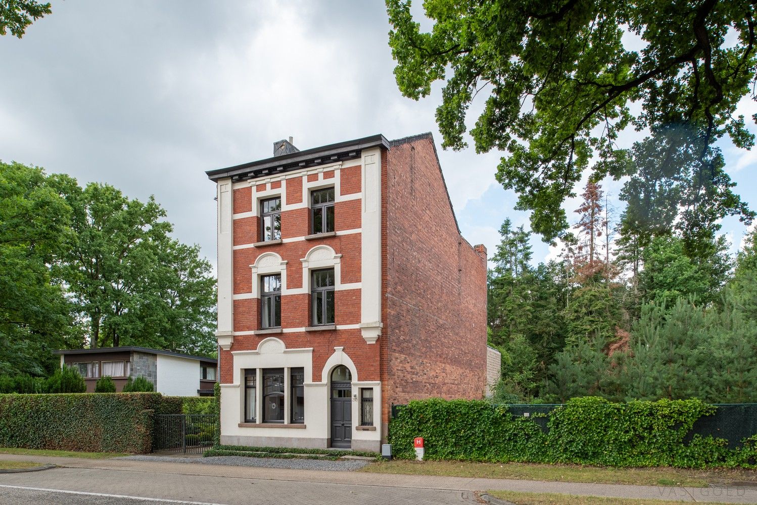 Karaktervolle burgerwoning met veel ruimte en authentieke details foto 2