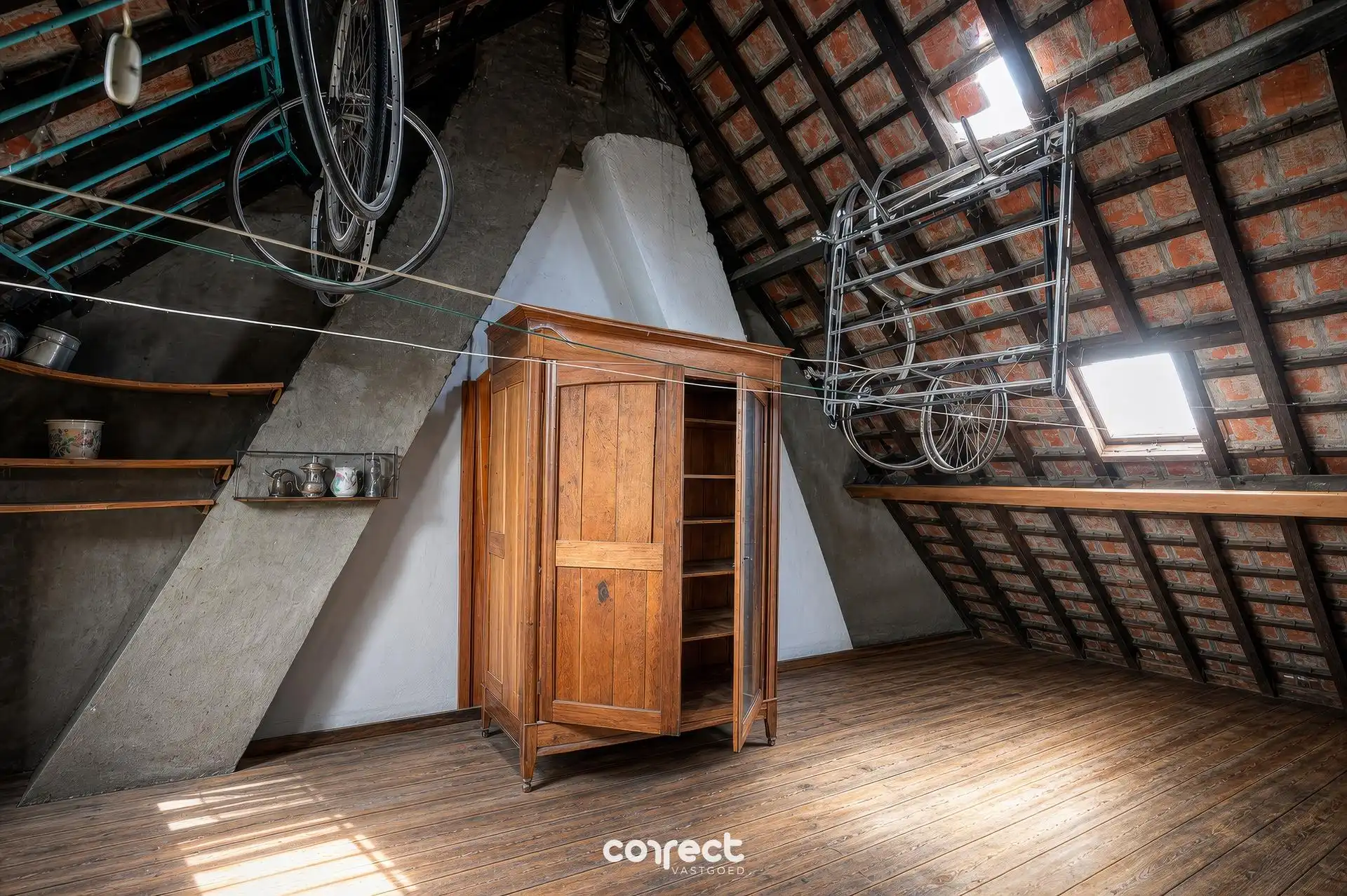 Totaal te renoveren rijwoning met gezellig tuintje en veel uitbreidingsmogelijkheden. foto 8