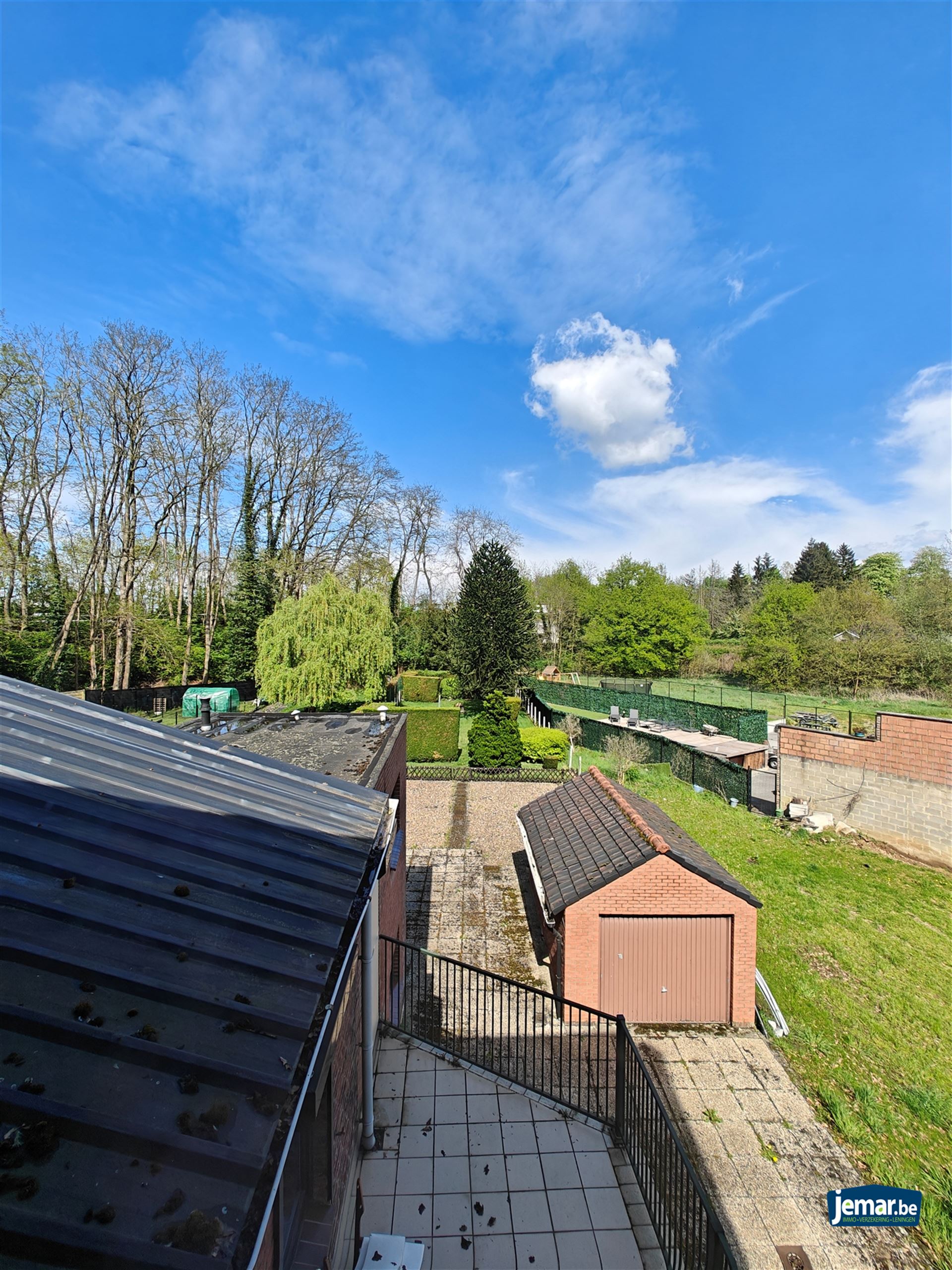 Ruime te renoveren woning met tuin, garages en eindeloos potentieel in Maasmechelen. foto 2