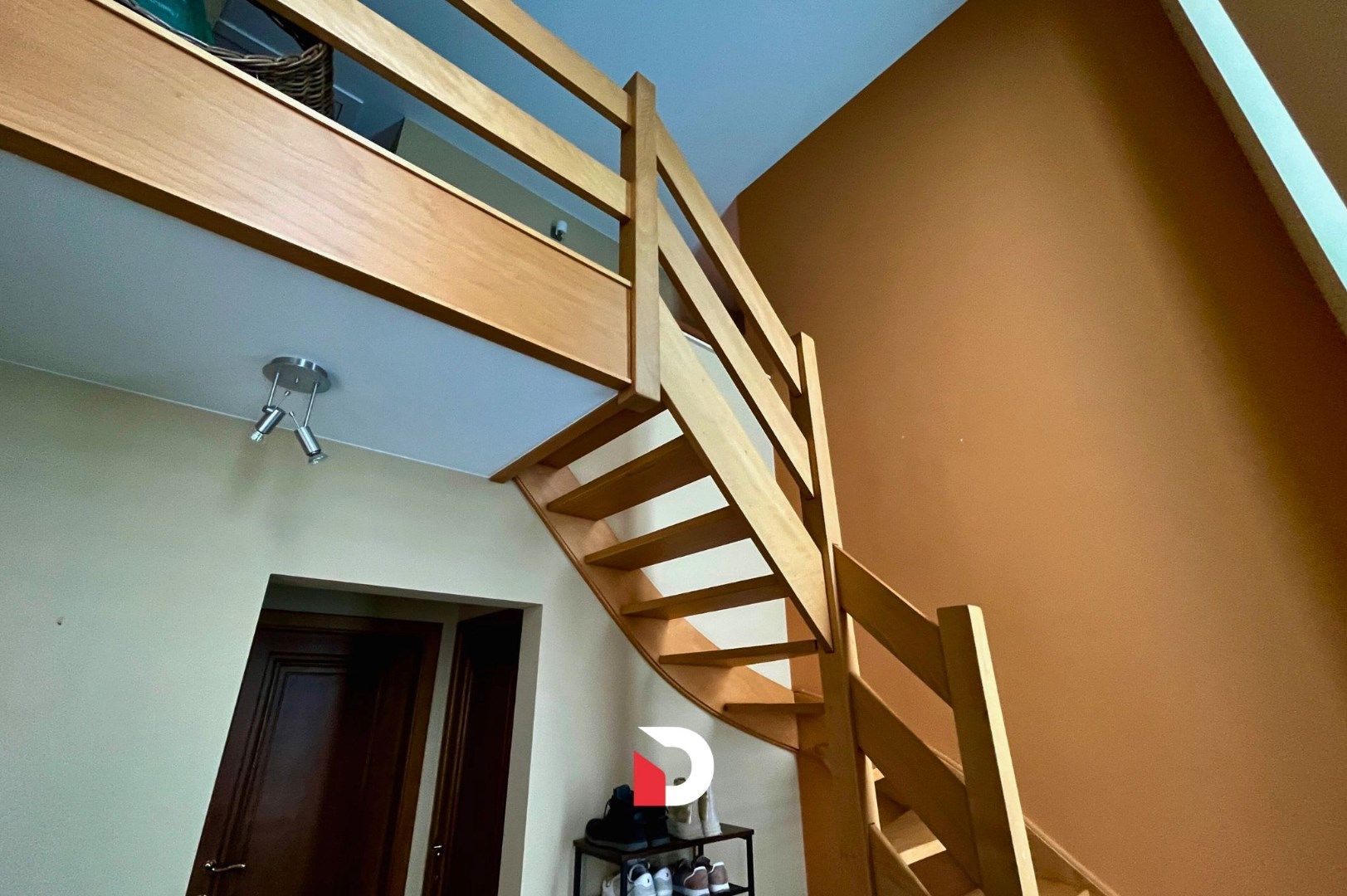 Ruime half open woning met 3 slaapkamers en prachtige tuin foto 6