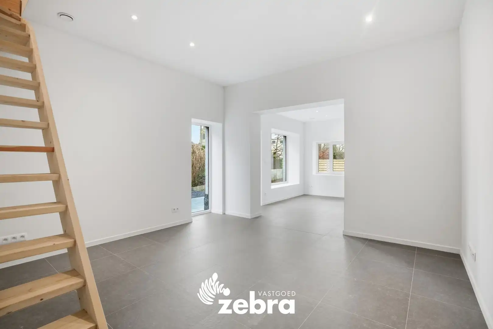 Gerenoveerde halfopen bebouwing in hartje Rumbeke! foto 3