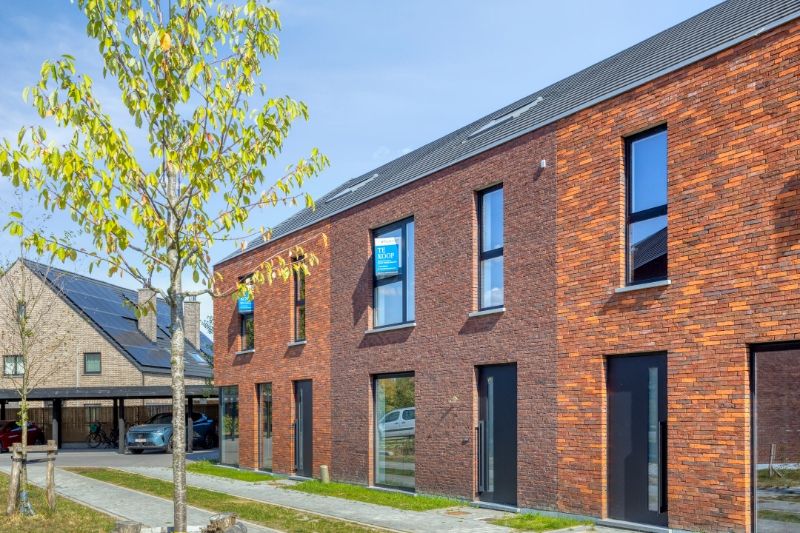 Instapklare nieuwbouwwoning in rustige groene omgeving. foto {{pictureIndex}}