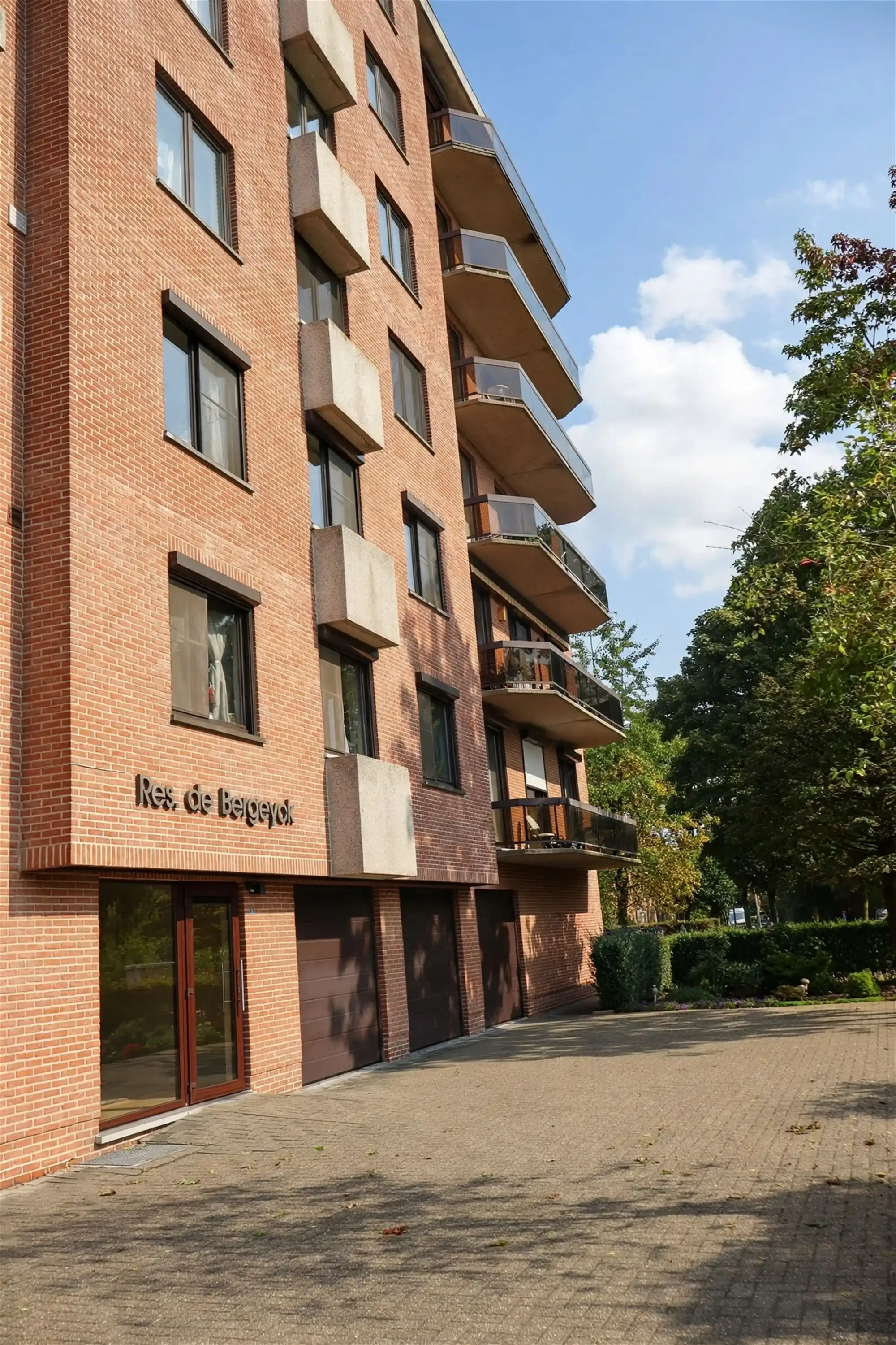 Uitzonderlijk ruim hoekappartement met groen uitzicht foto 15