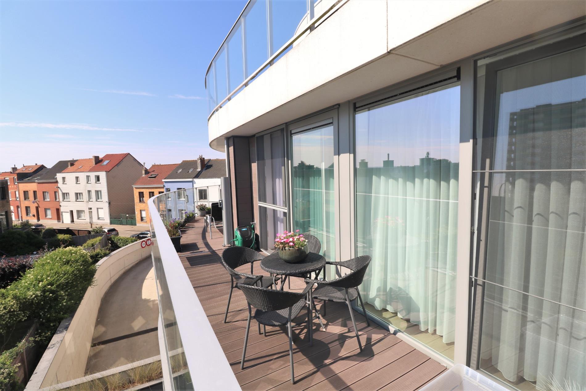 Instapklaar & modern 3 slaapkamer-appartement met zéér ruim zonneterras (45m²) te Bredene-Duinen! foto 6