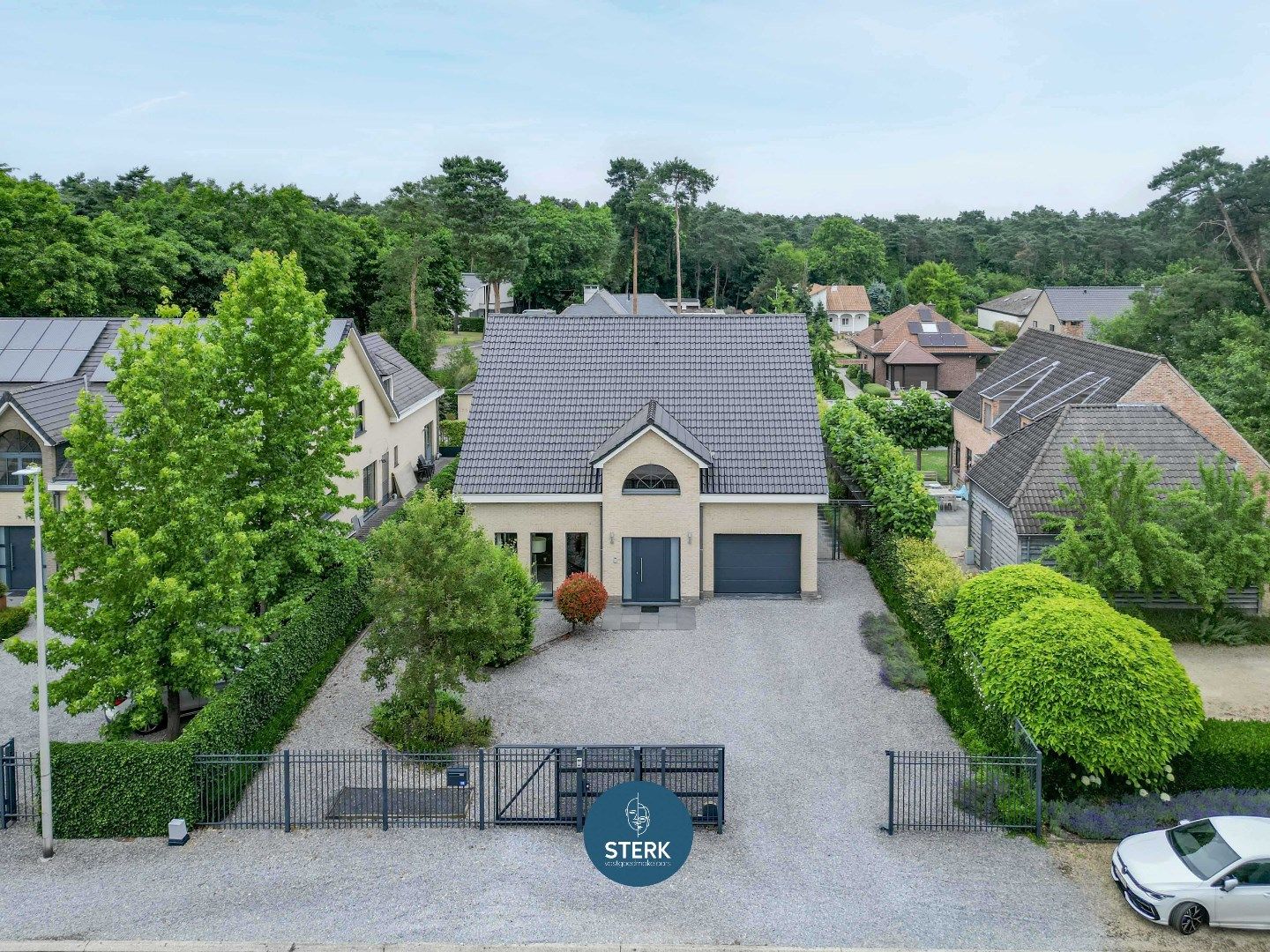 ROYALE GEZINSWONING IN EEN BOSRIJKE OMGEVING TE MAASMECHELEN !  foto {{pictureIndex}}