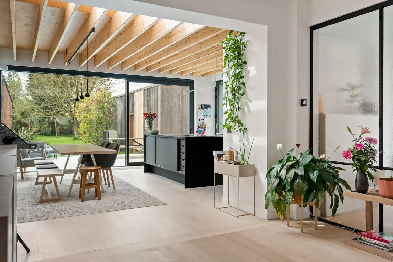 Instapklare woning met magazijn, 4 slaapkamers en 2 badkamers te Ranst! foto 14