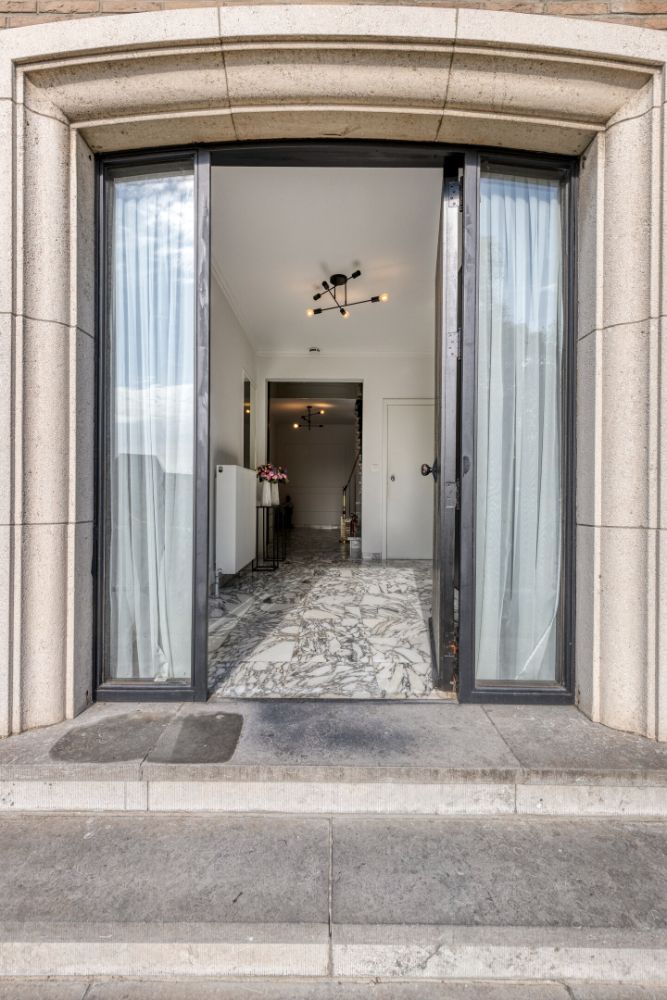 Karaktervolle gerenoveerde statige villa nabij Spuikom te koop foto 5