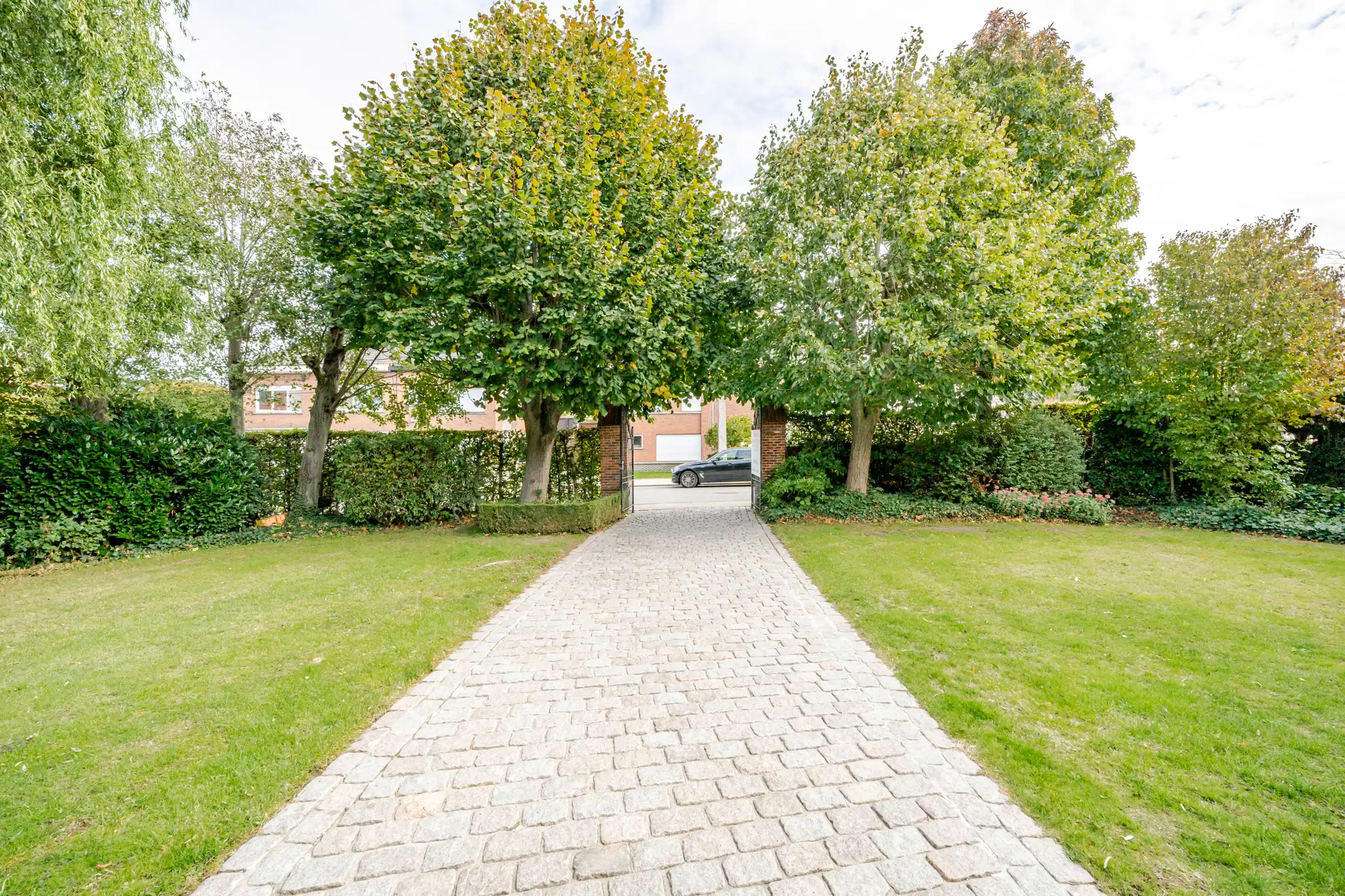 Charmante herenwoning met uitweg achteraan (3 garages).  foto 2