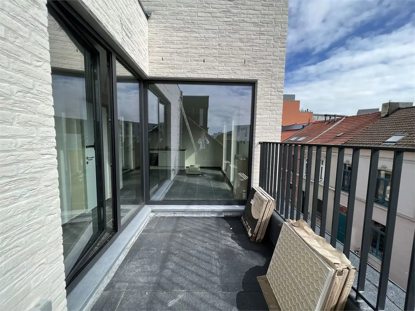 Zeer ruime nieuwbouw studio met slaaphoek, terras en ruime ondergrondse autostaanplaats te huur in het centrum van Leuven foto 10