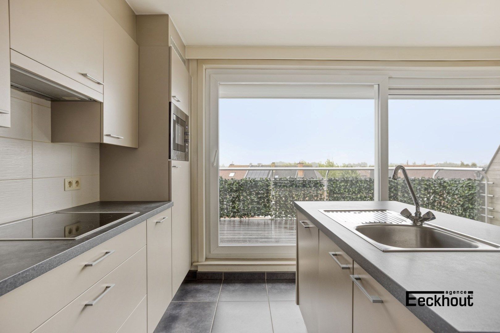 Instapklaar duplexappartement met grote terrassen en mooi open zicht! foto 8