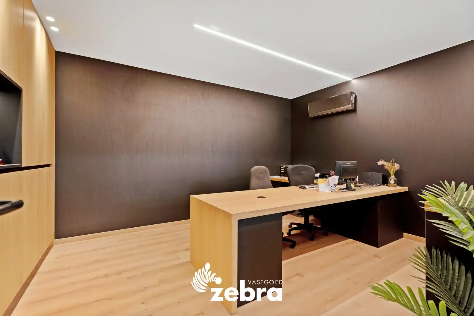 Ruime loods van ± 600 m² met instapklare woning te Oostrozebeke! foto 27