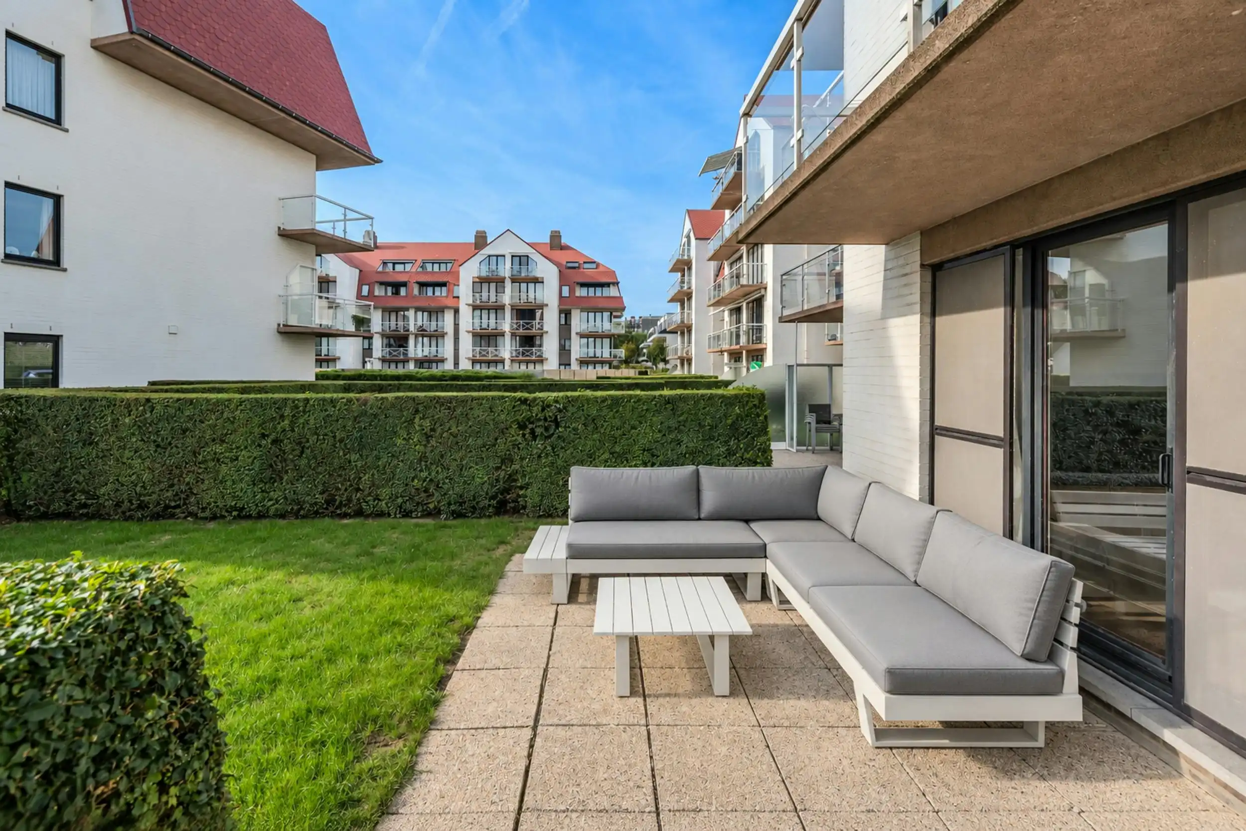 Prachtig gerenoveerd appartement te koop op rustig domein! foto 12
