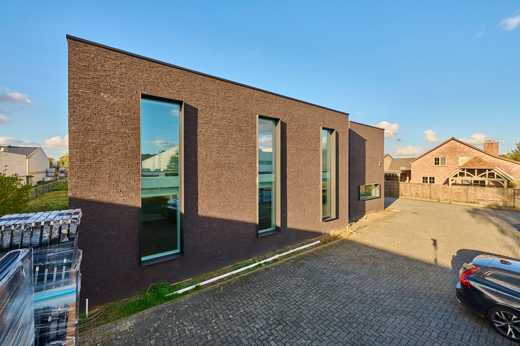 MODERN ENERGIEZUINIG BEDRIJFSGEBOUW MET BUTENTERREIN foto 5