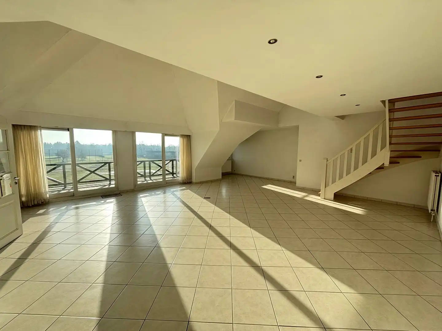 DUPLEXAPPARTEMENT MET 4 SLAAPKAMERS EN 3 BADKAMERS foto 2