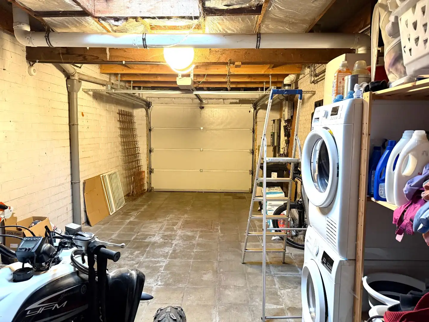 Instapklare brede rijwoning met herenhuisallure, garage en zonnige tuin te Kooigem foto 22