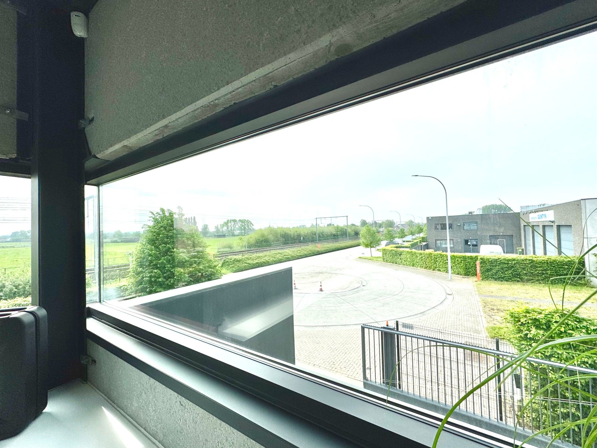MAGAZIJN MET BURELEN IN KMO ZONE INDUSTRIE foto 30