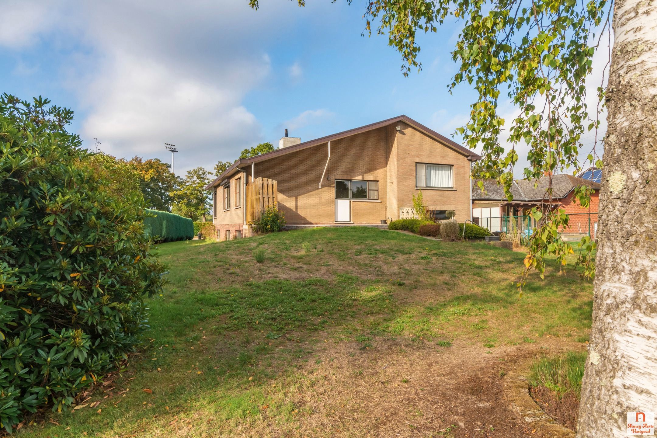 Split-level woning met grote tuin en vrij uitzicht foto 3