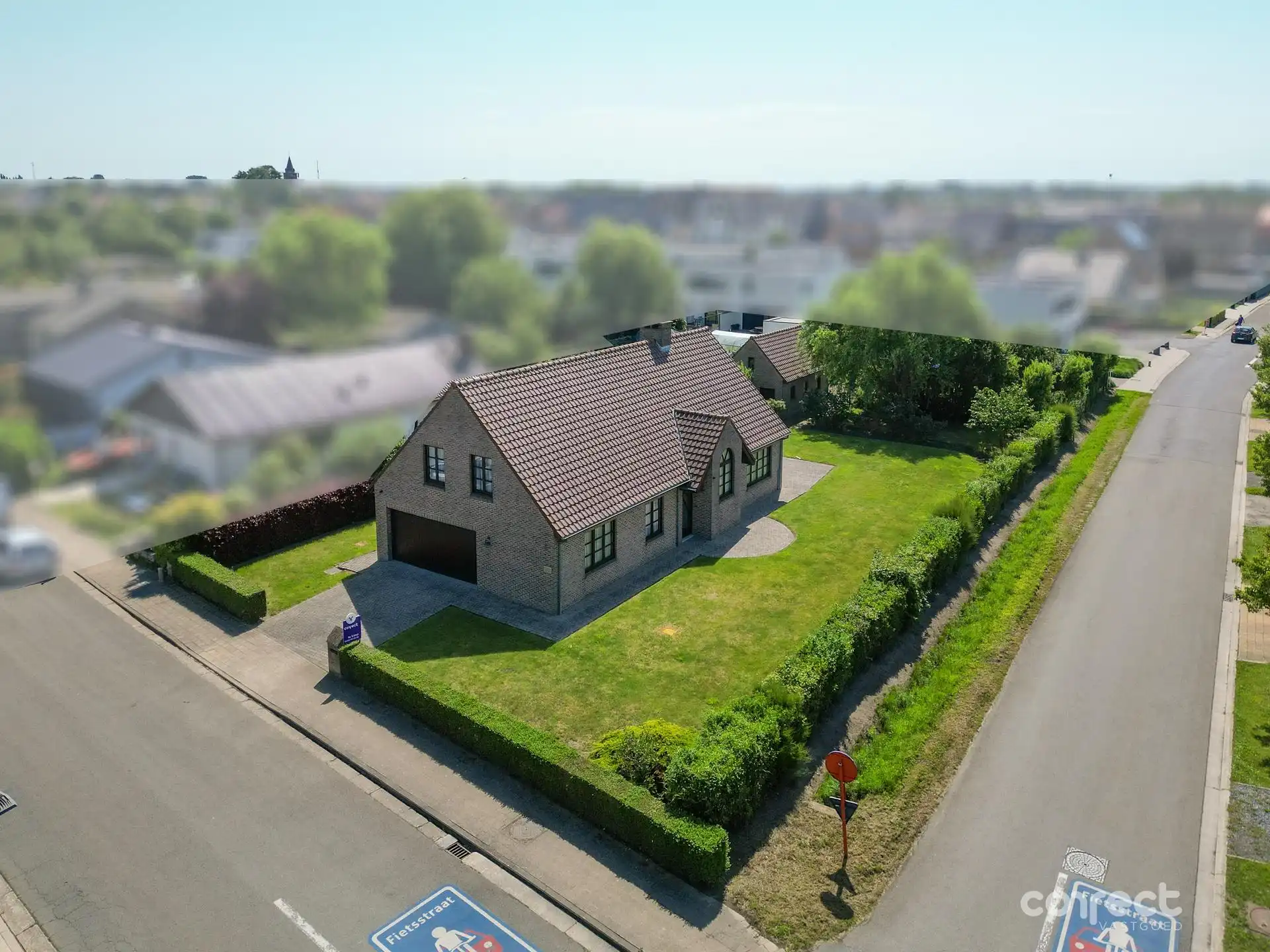 Hoofdfoto van de publicatie: Alleenstaande landelijke woning op een ruim hoekperceel en aanpalend een stuk bouwgrond.