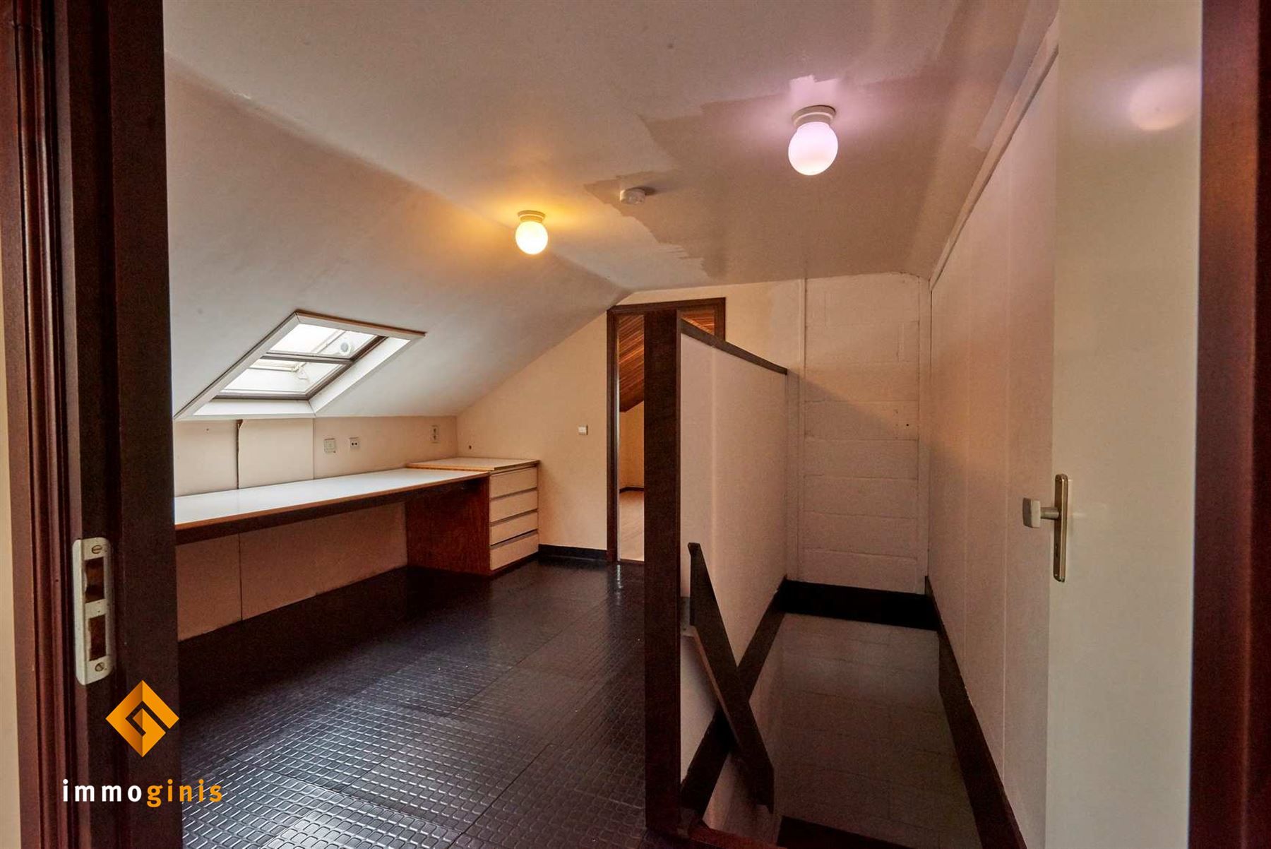 Verrassend ruime, op te frissen woning met 3 slaapkamers op perceel van 6a57ca. foto 8