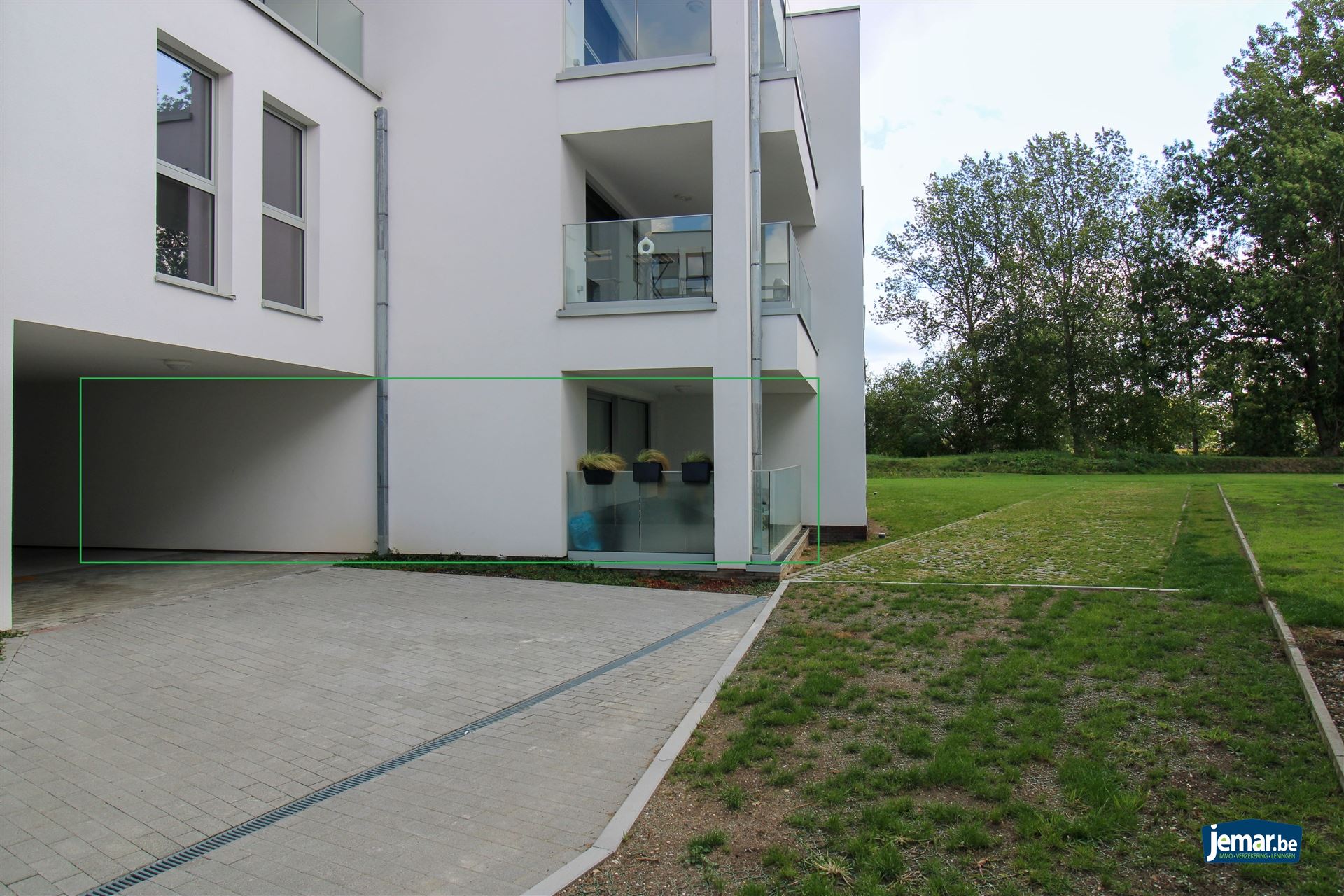 Instapklaar, gelijkvloers en energiezuinig appartement met terras en autostaanplaats in Opgrimbie! foto 13