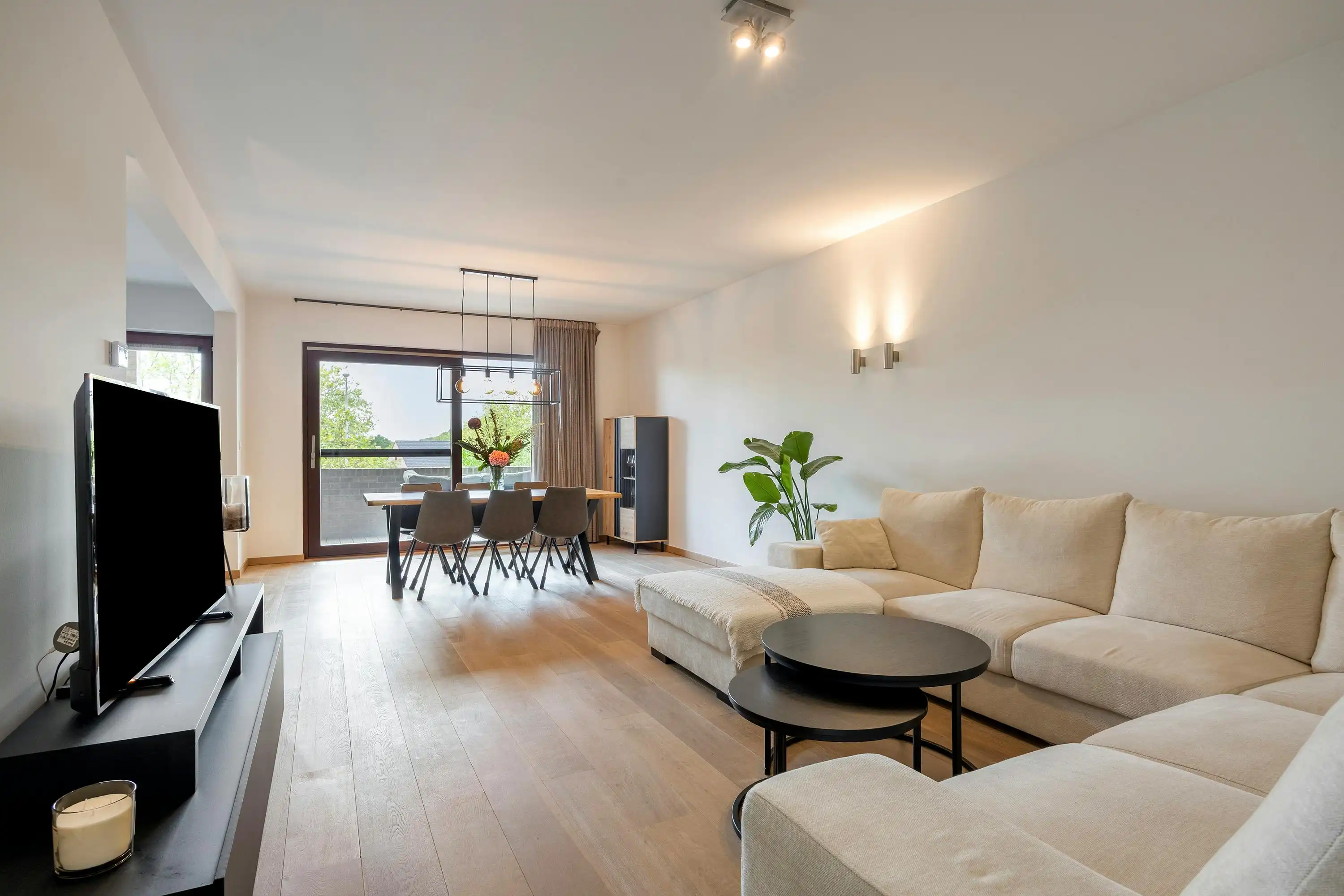 Ruim drie slaapkamer appartement te Hasselt met autostaanplaats foto 2