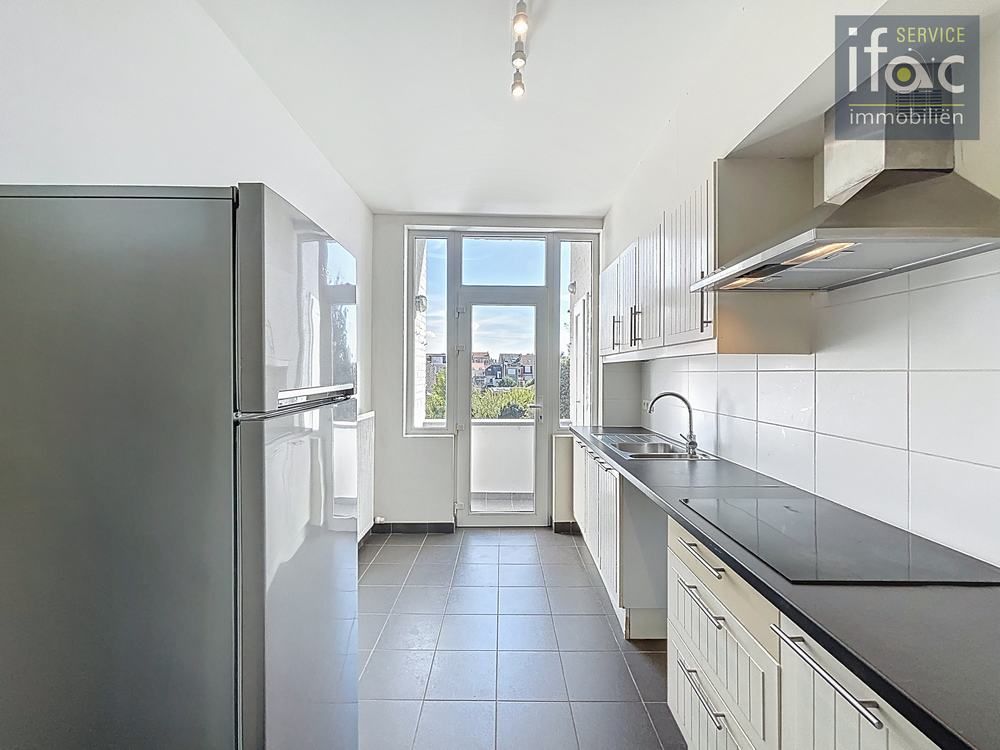 Lichtrijk appartement met terras in Evere foto 4