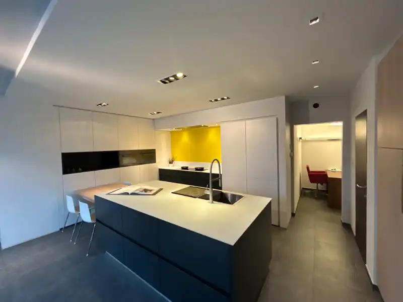 Ruime handelsruimte/toonzaal (338 m²) met 6 privéparkings – toplocatie! foto 9