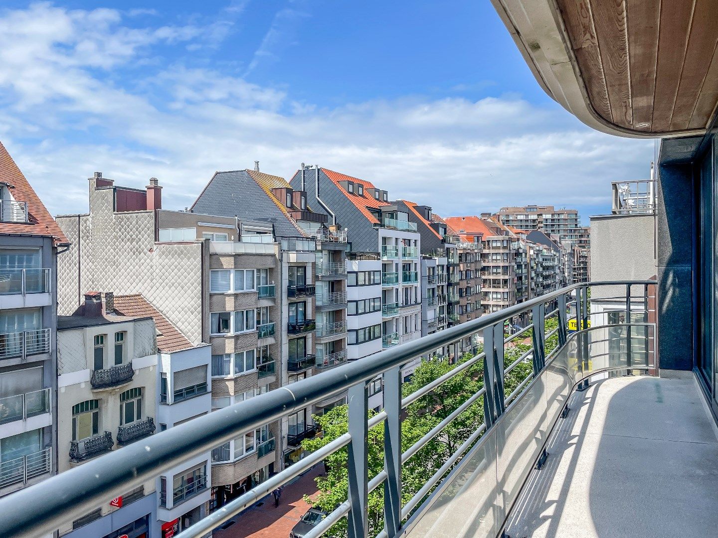 Zeer licht en zonnig appartement met 3 slpk. gelegen in het centrum van Knokke met een façade van 9m. foto 2