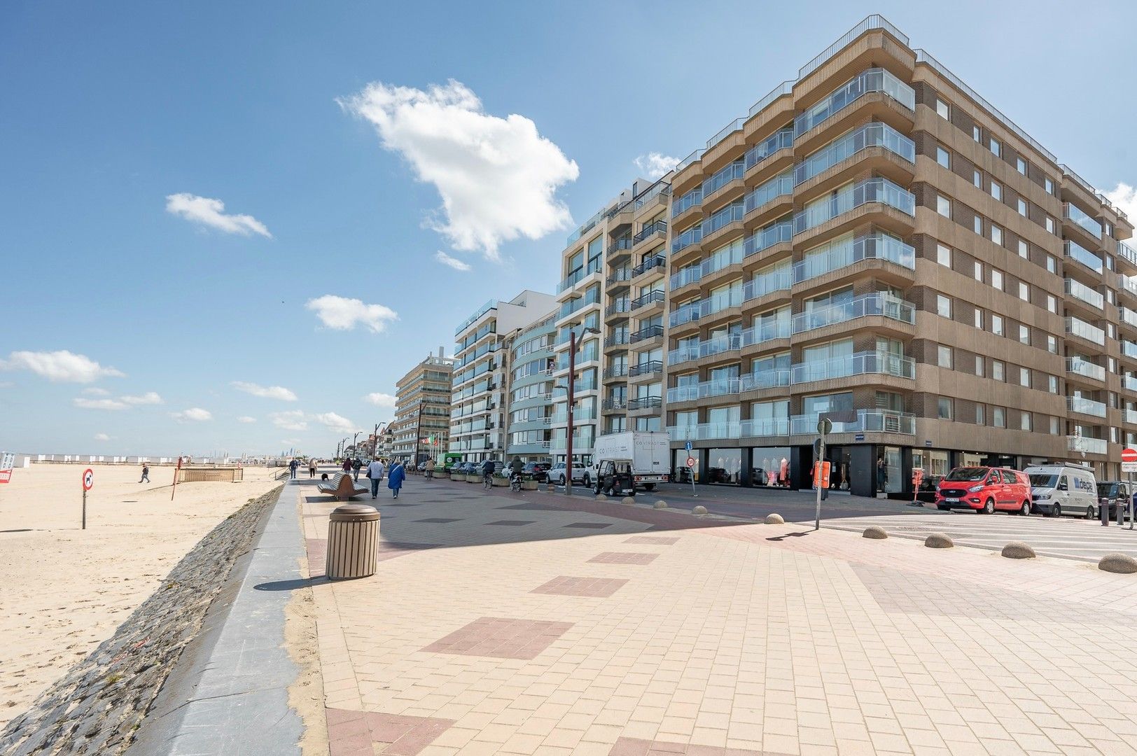 Fantastisch appartement met adembenemend zeezicht ideaal gelegen op de zeedijk in het Zoute. foto 6