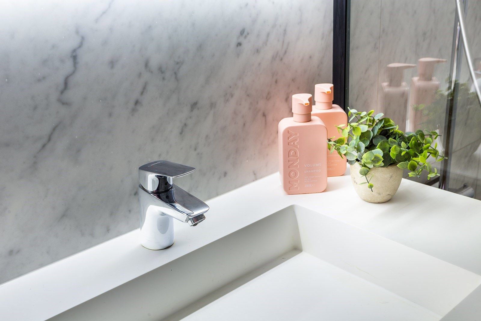 Luxueus éénslaapkamer appartement met grote tuin foto 17