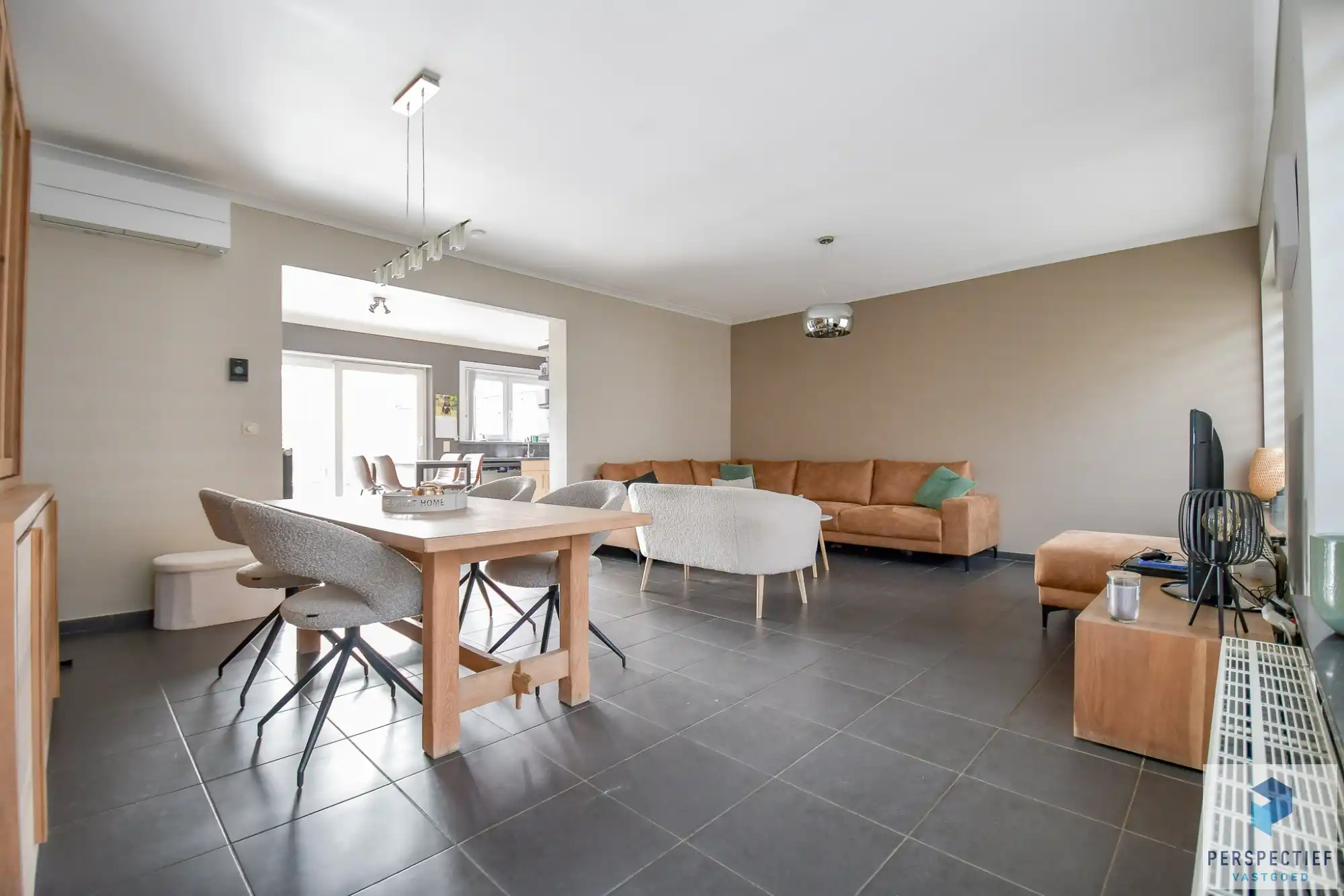 Rustig gelegen ruime halfopen woning met uitweg & bijgebouw/garage foto 5